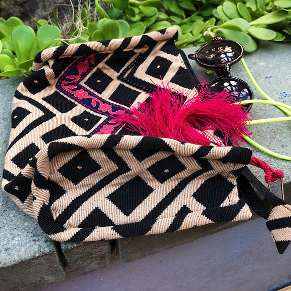 “IT MATTERS!” STUDIO | Beaded and Woven Pouch - Picture 5 of 6